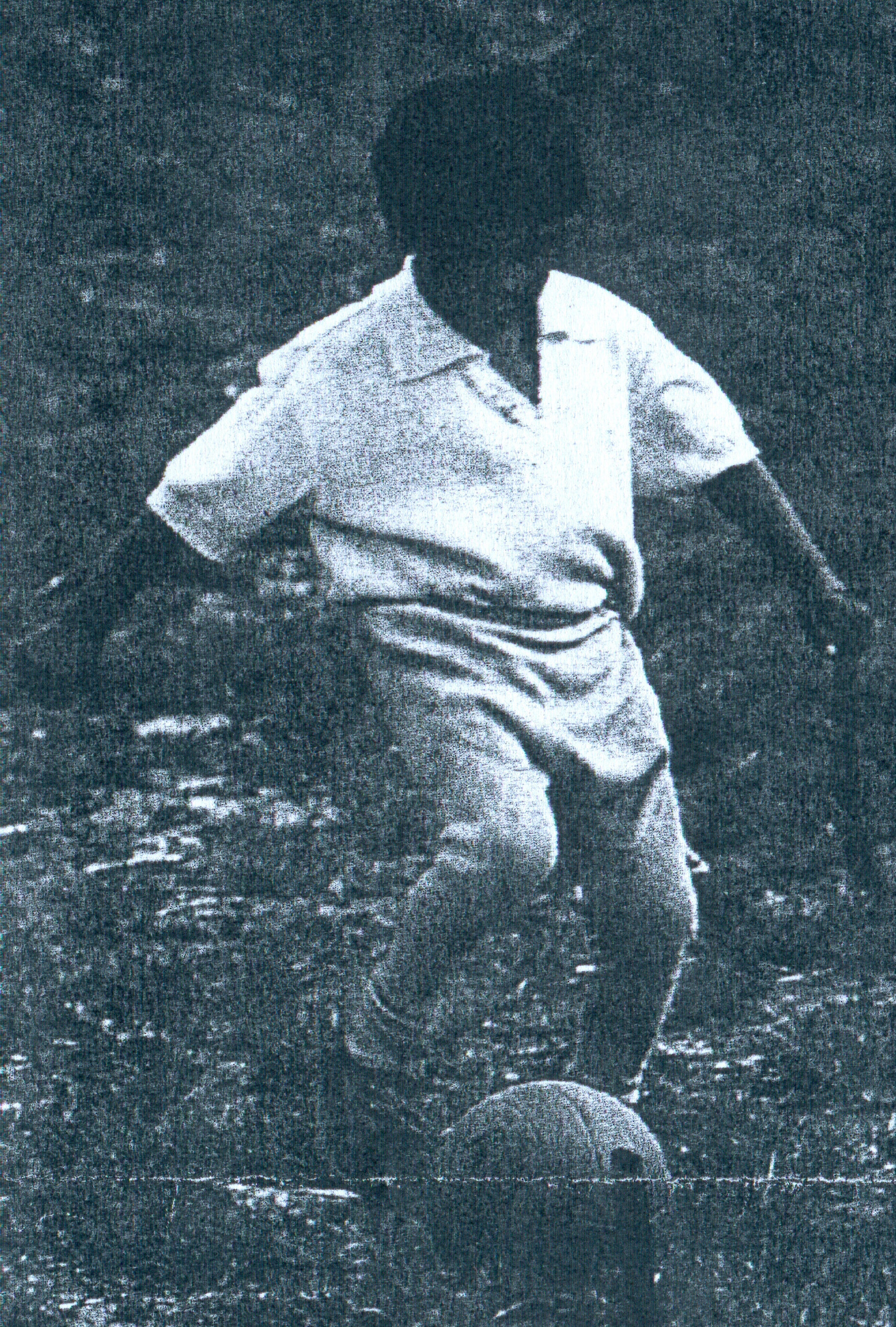 Malý vrah, šestiletý Marek Bílý, běhá za míčem stejně nadšeně jako v osudný den (Peter Brenkus  |  Reflex č. 30, 1993, str. 29)